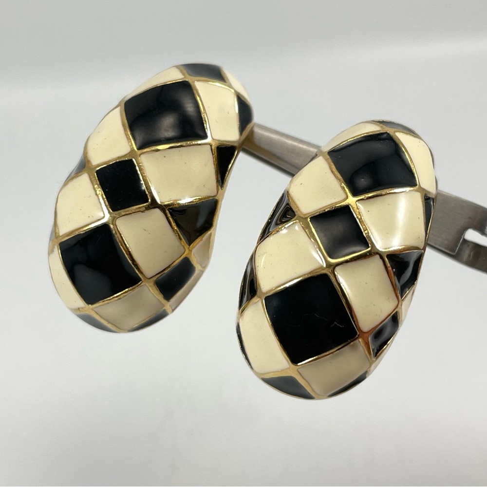 Stunning Vintage Unsigned Gold Tone Black White Enamel Clip On Hoop Earrings